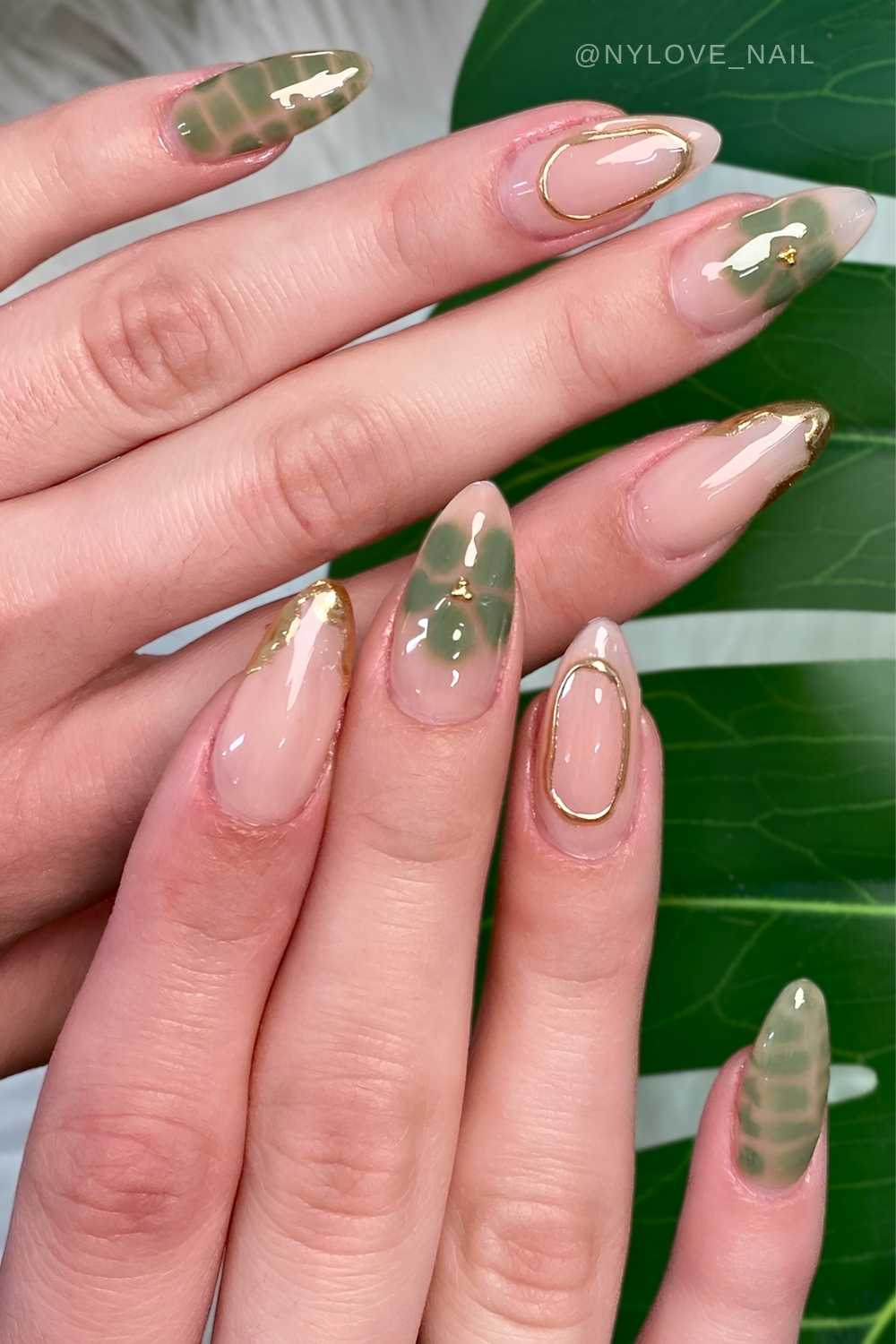 Oliv Manikuere mit Blooming Gel Blumen