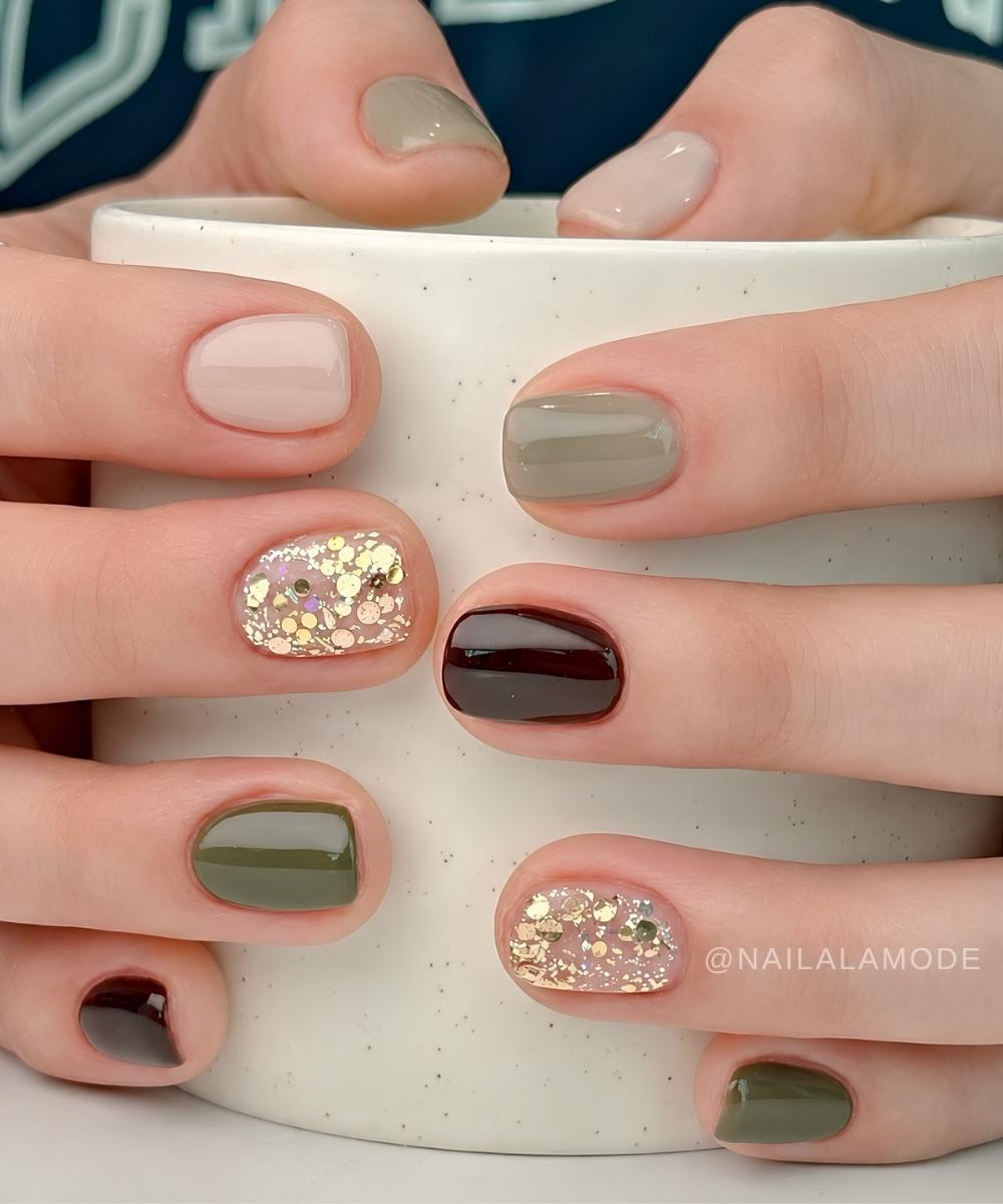 Oliv und braune Skittle Naegel mit Glitzer