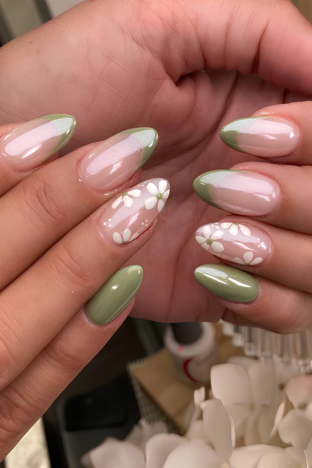 Olivgrüne Chrome-Nägel mit Blumen