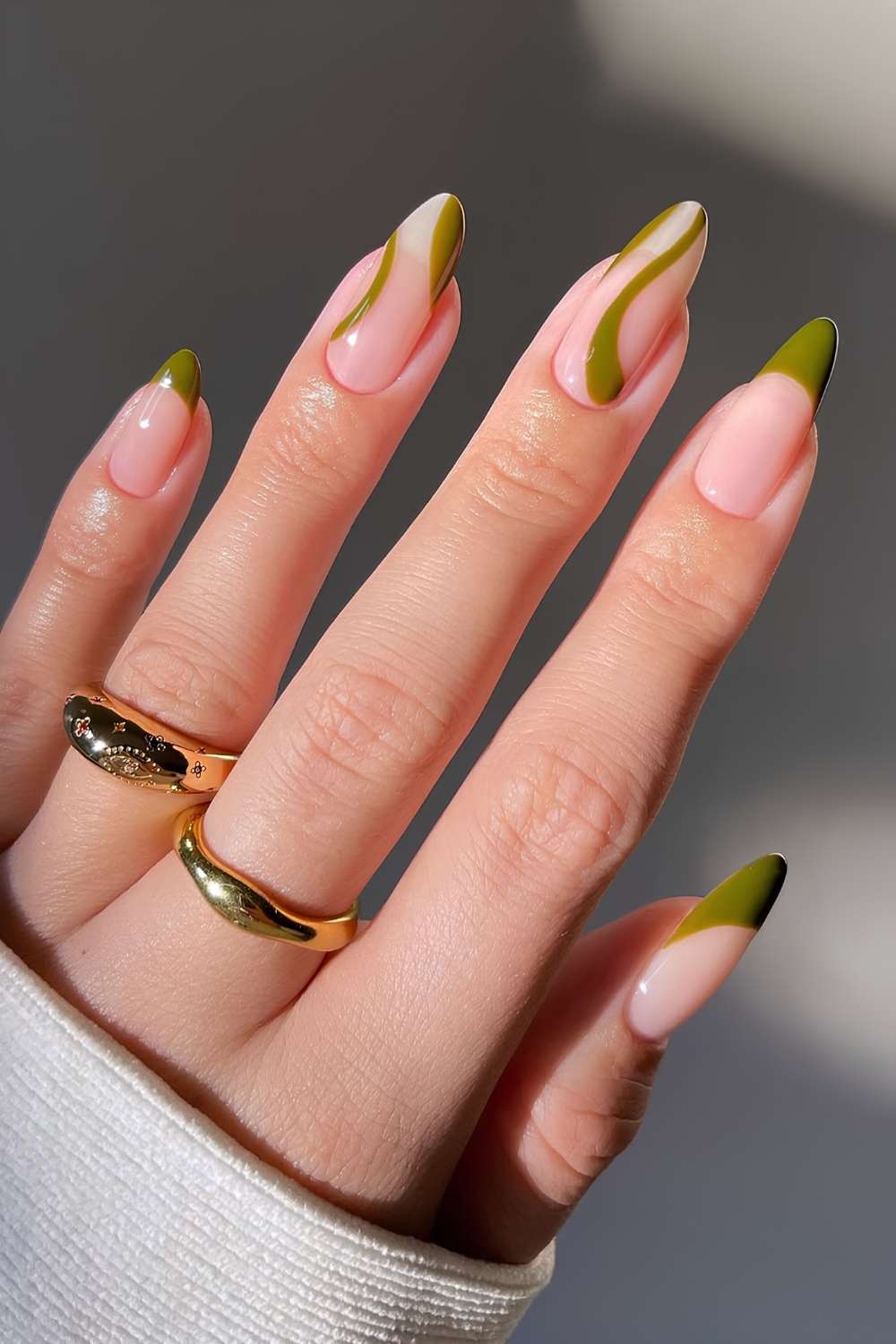 Olivgrüne French-Maniküre mit Akzent-Swirls