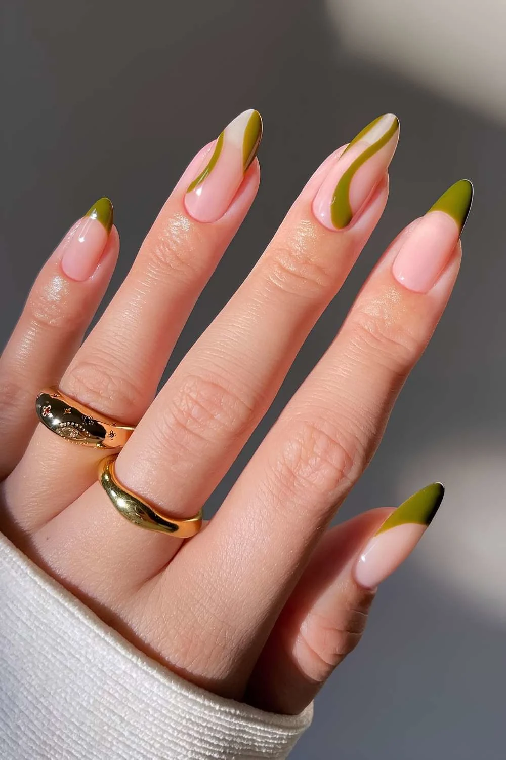 Olivgrüne French-Maniküre mit Akzent-Swirls