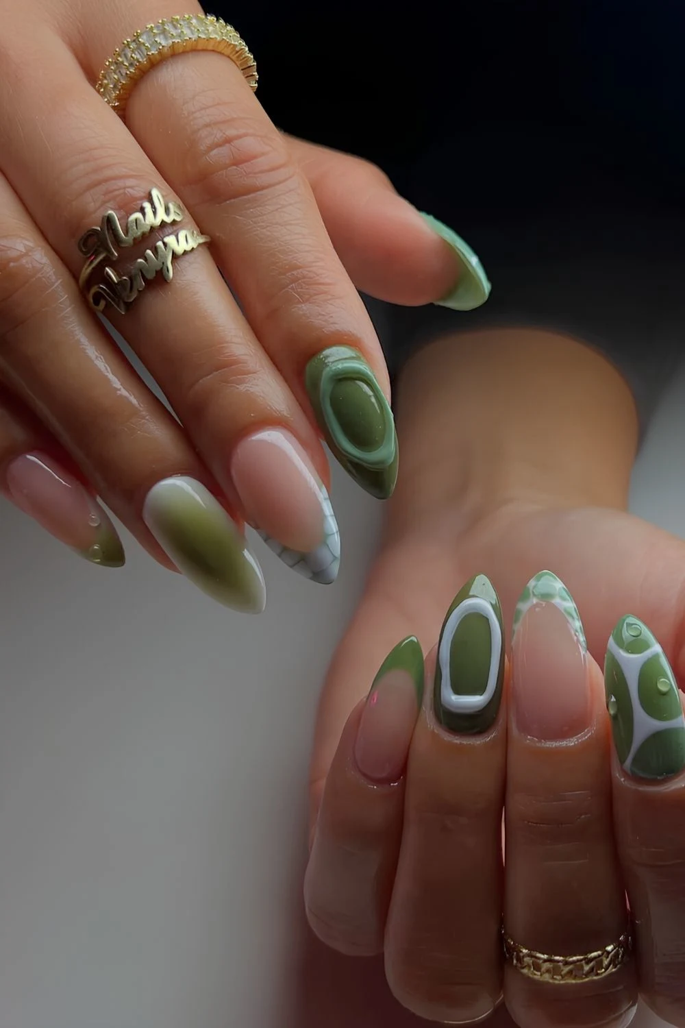 Olivgrüne Mismatched-Nägel 