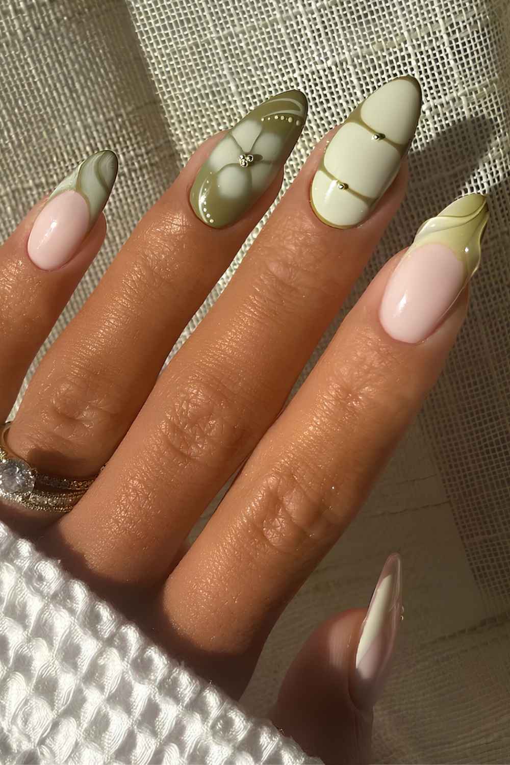 olivgrüne Mix and Match Nägel