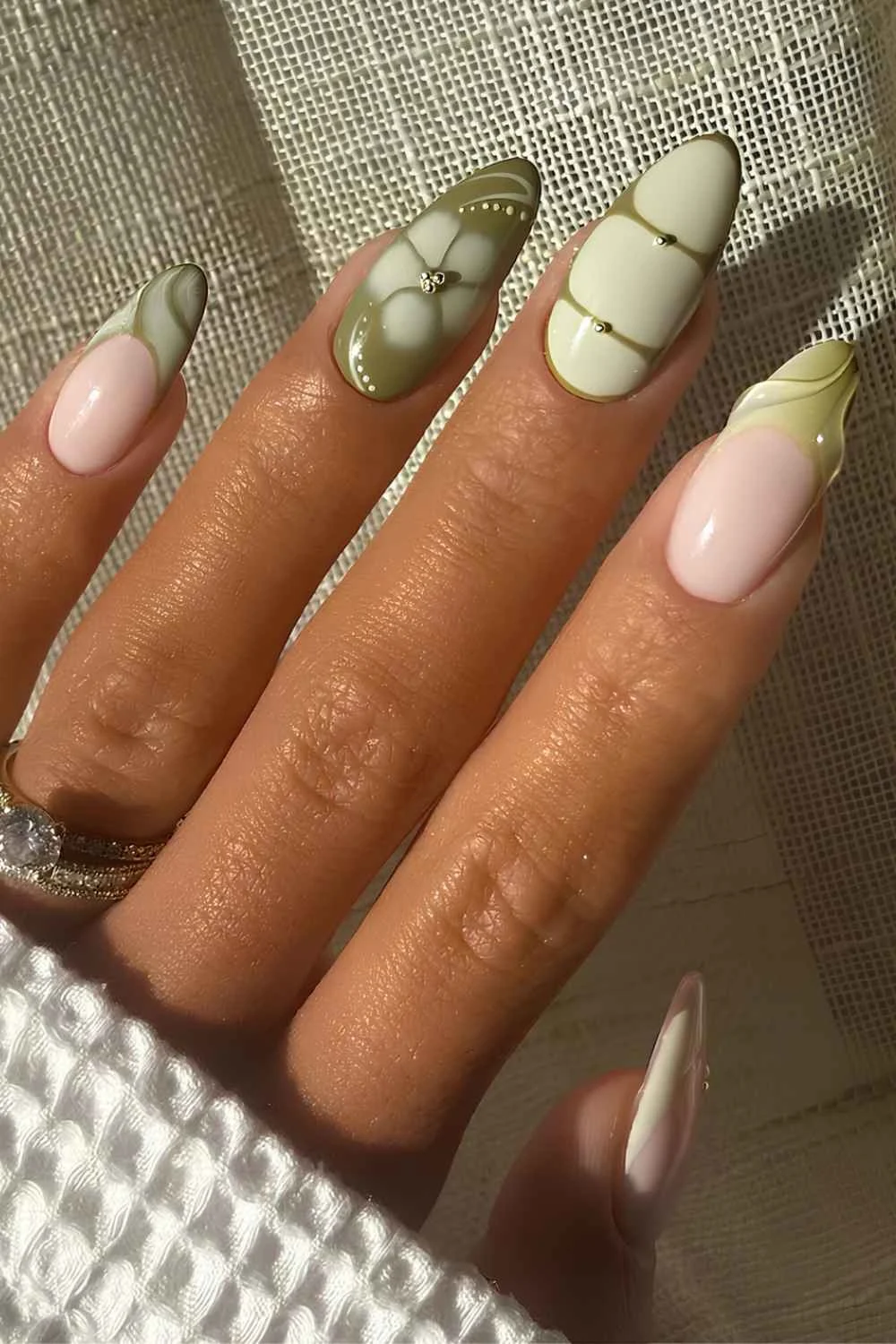 olivgrüne Mix and Match Nägel