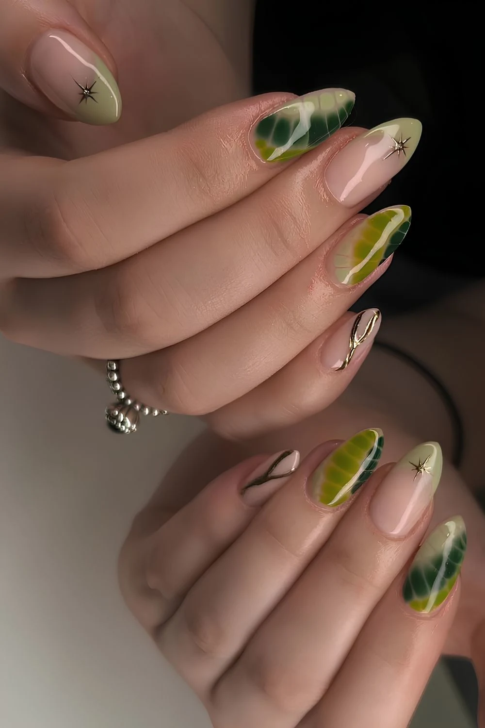 Olivgrüne Nägel mit Animal-Print-Akzenten