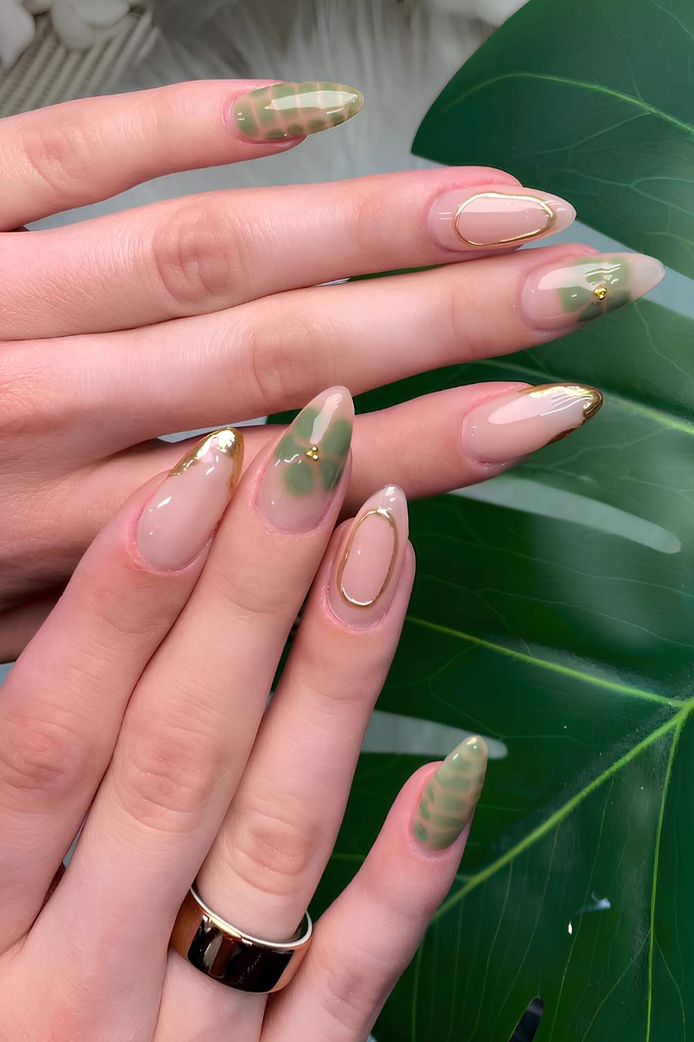 Olivgrüne Nägel mit Blooming-Gel-Blumen