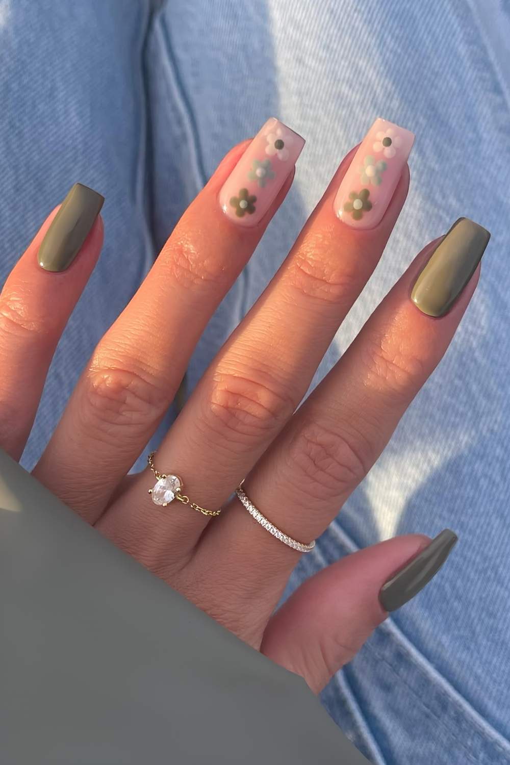 Olivgrüne Nägel mit Blumen