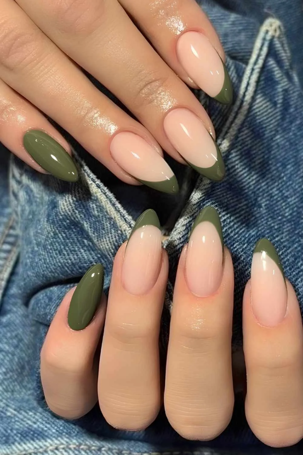 Olivgrüne Nägel mit Mix aus Vollfarbe und French Tips