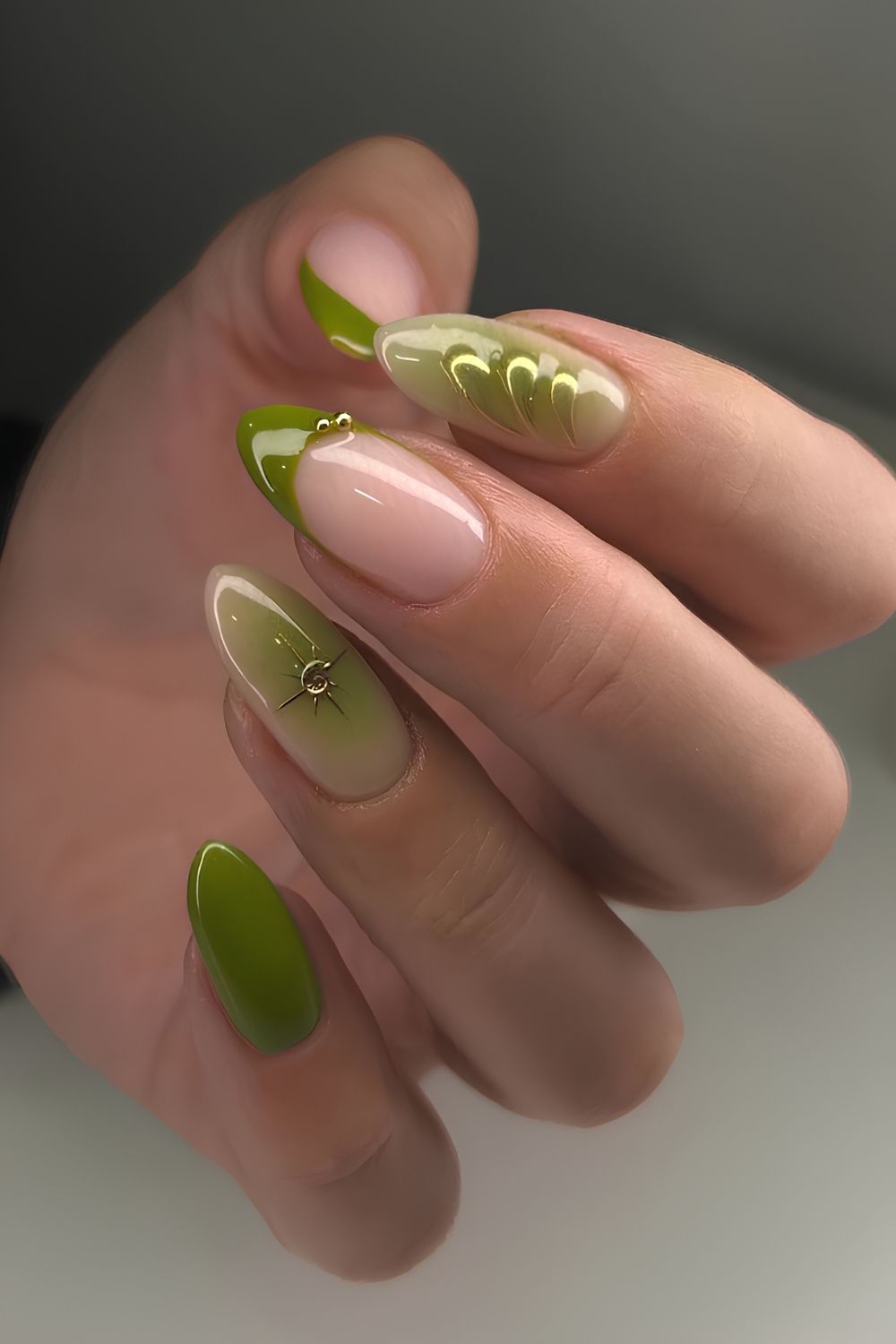 Olivgrüne Nägel mit Strasssteinen und goldenen Details