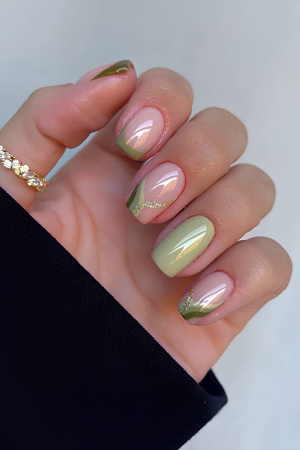 Olivgrüne Nägel mit Swirls und Glitzer