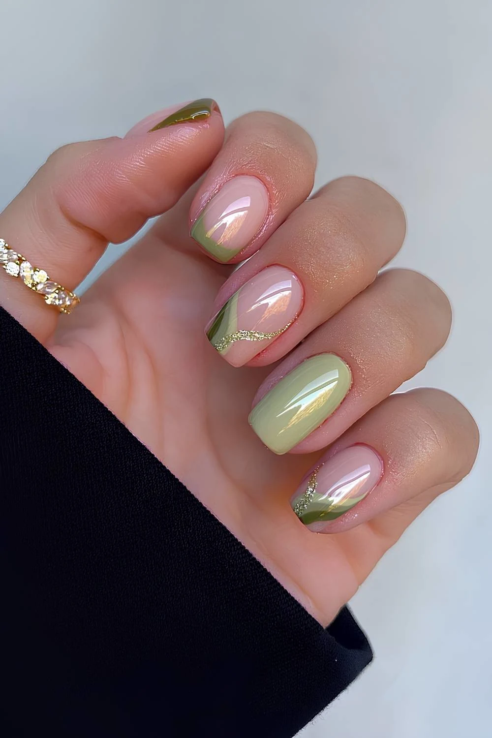 Olivgrüne Nägel mit Swirls und Glitzer