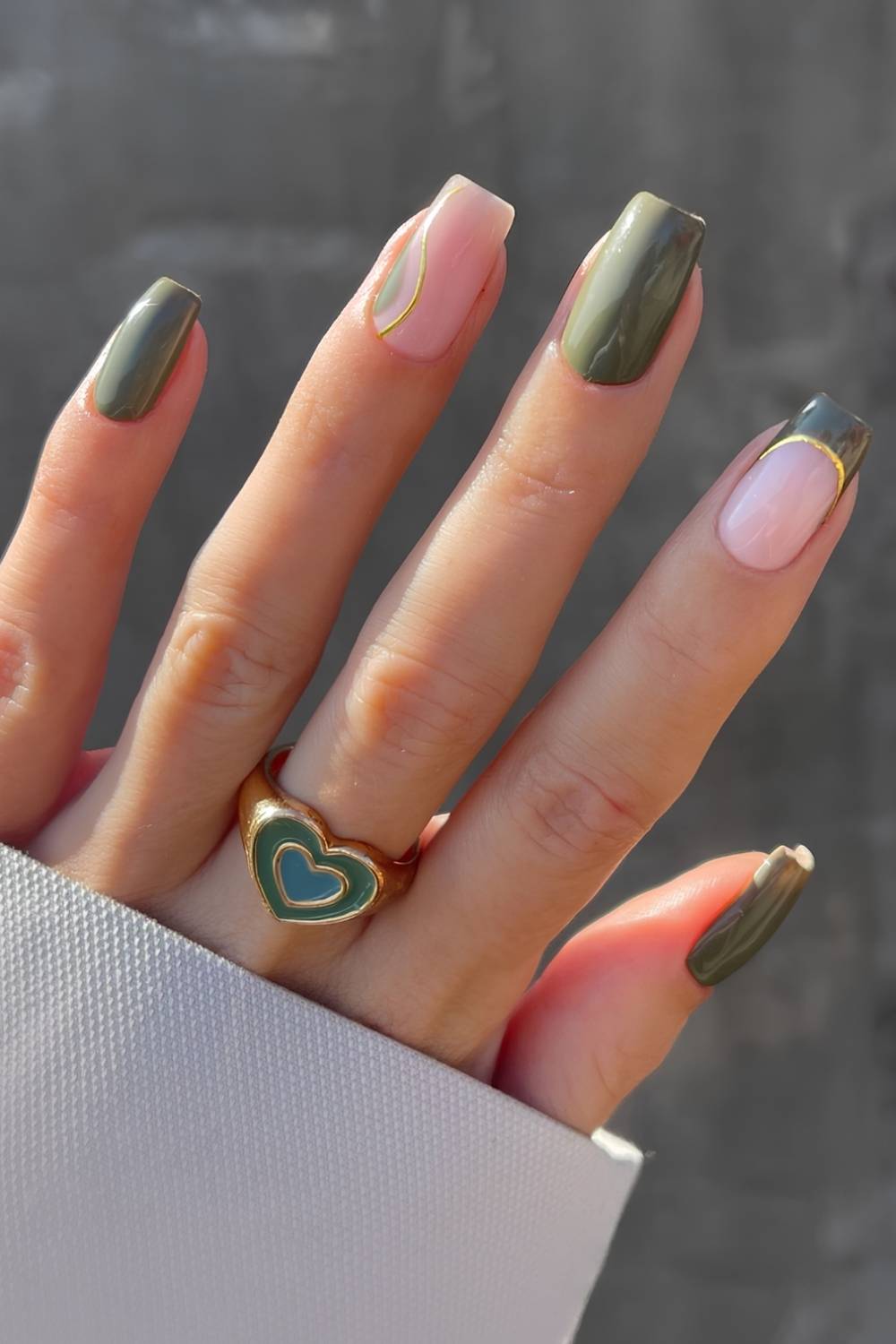 Olivgrüne Nägel mit goldenen Akzent-Linien