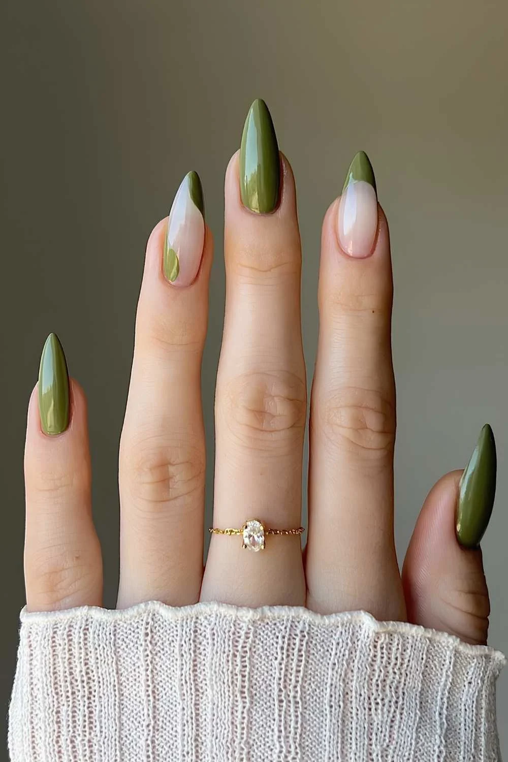 Olivgrüne Negative-Space-Maniküre