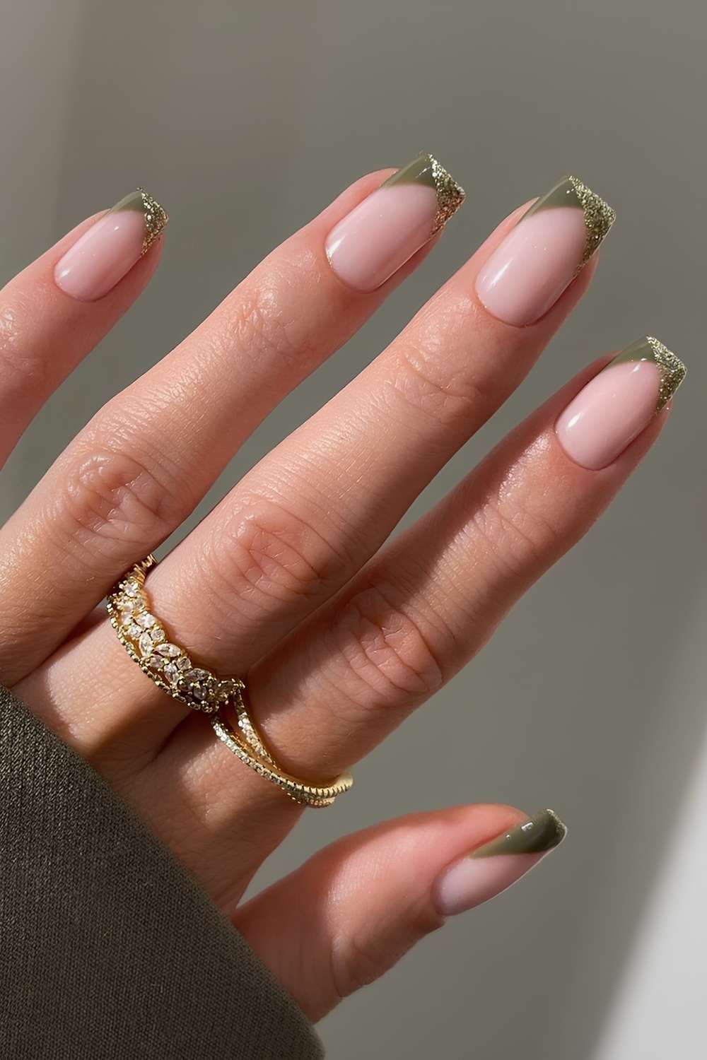 Olivgrüne und goldene Glitzer-French-Maniküre