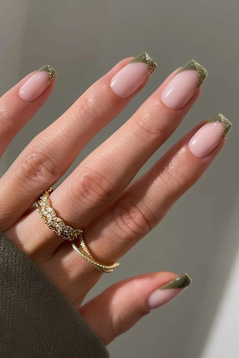 Olivgrüne und goldene Glitzer-French-Maniküre