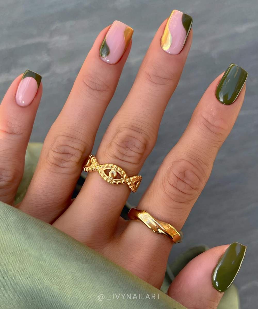 Olivgruene und goldene Manikuere mit Negative Space Design
