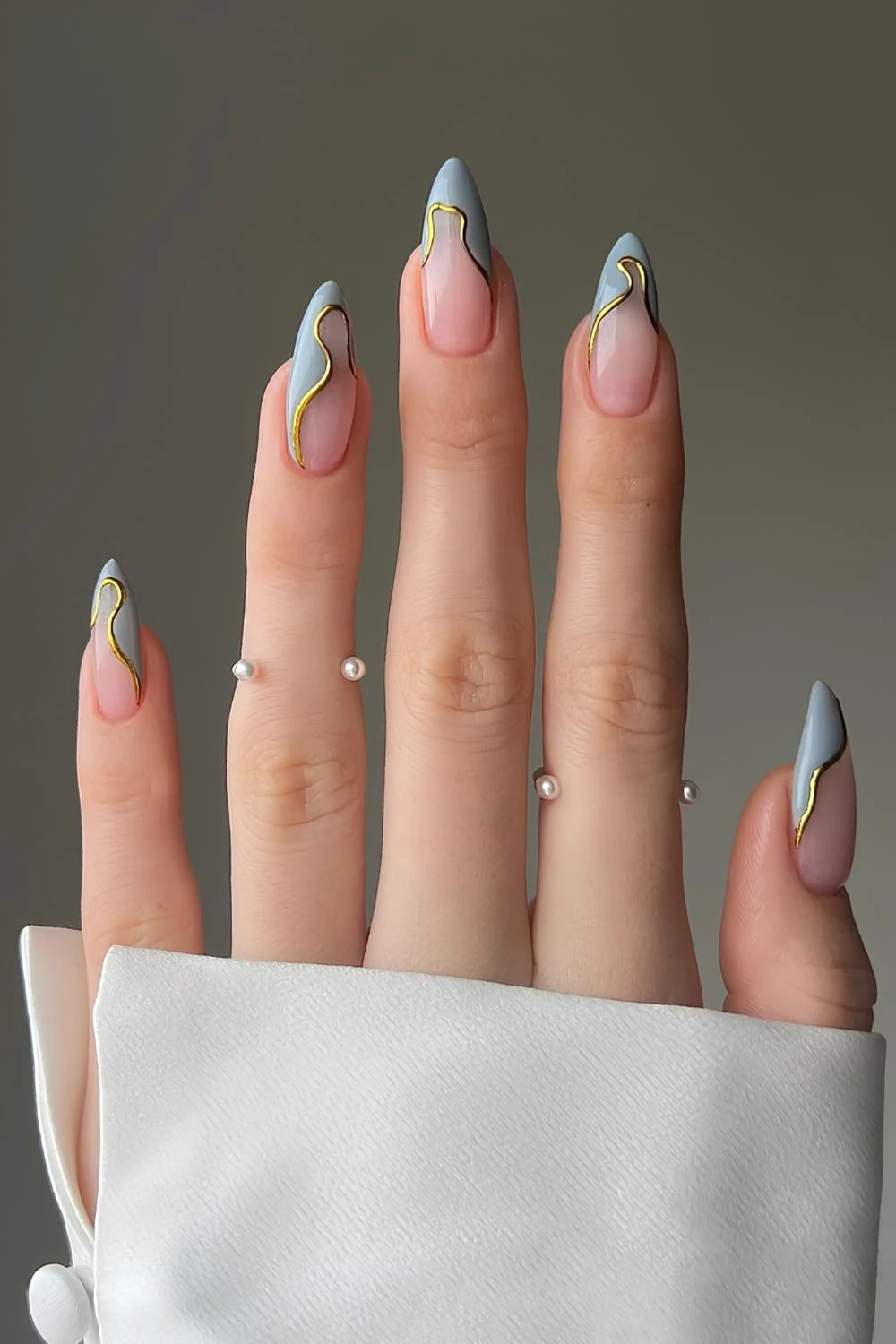 Schiefergraue Abstract-French-Nägel