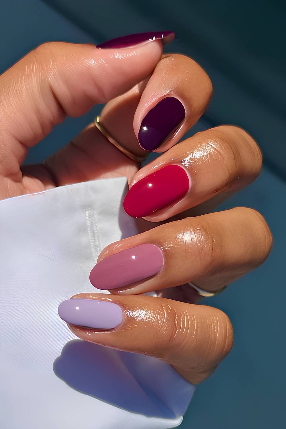 Skittle-Nägel in Pflaumen- und Rottönen