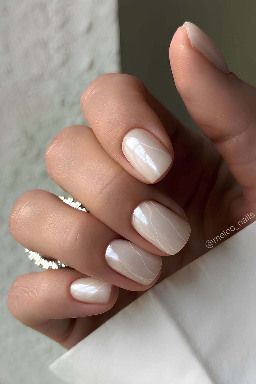 Weiße-Chrome-Maniküre-mit-Akzent-Swirls