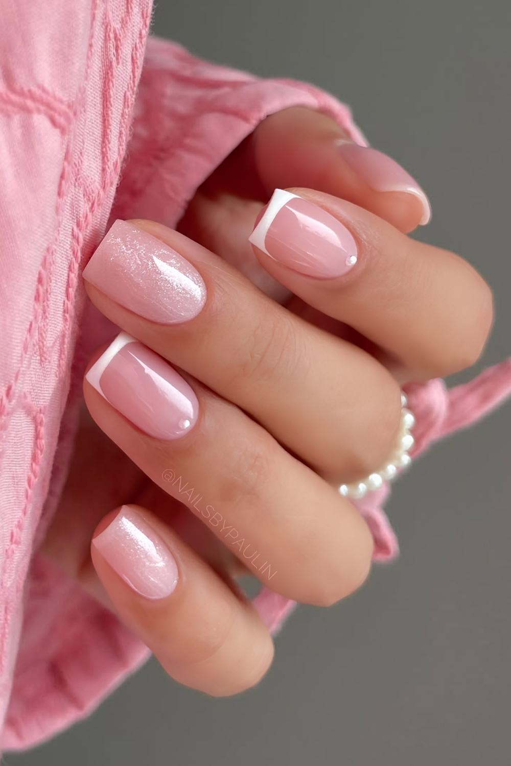 Weiße-French-Maniküre-mit-winzigen-Perlen-Akzenten