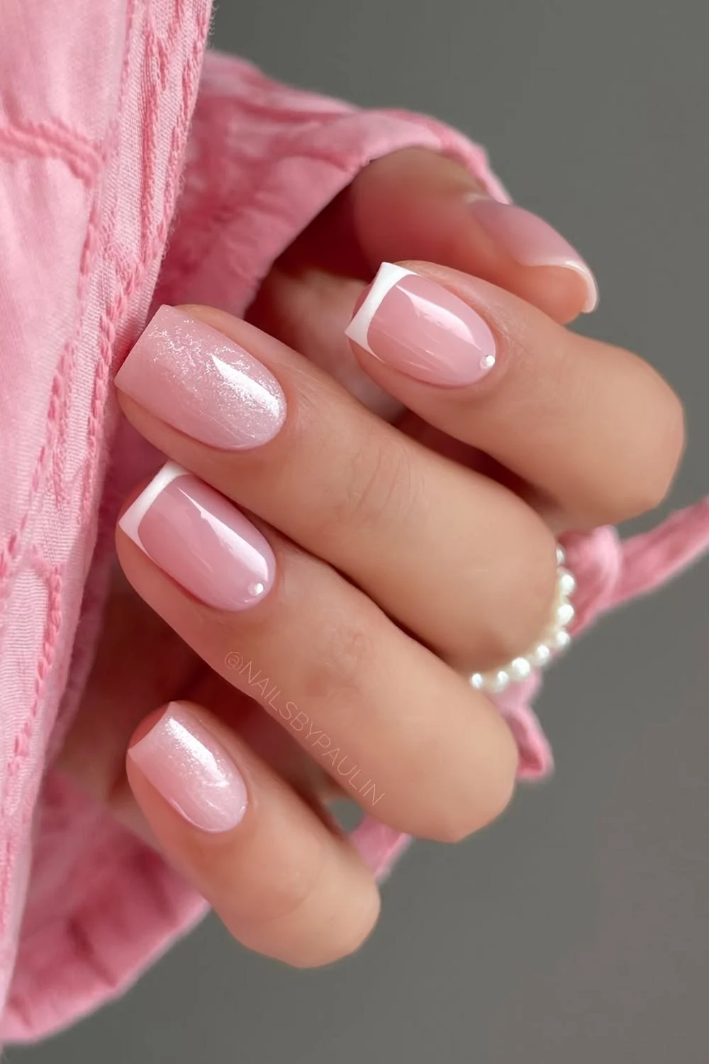 Weiße-French-Maniküre-mit-winzigen-Perlen-Akzenten