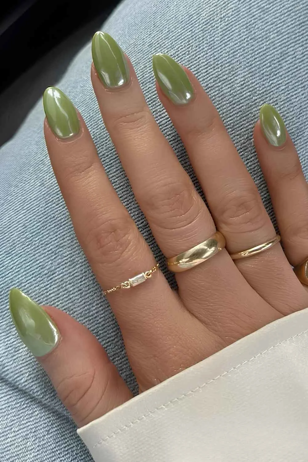 hellolivgrüne Chrome-Maniküre