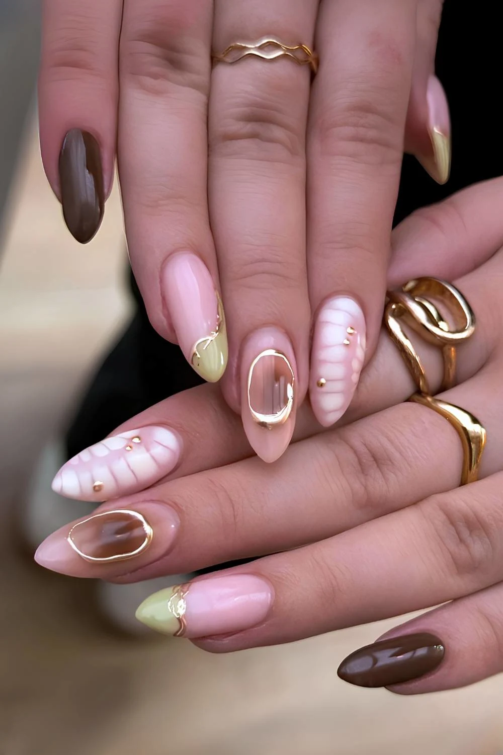 Braun-Grün Mix-and-Match Herbst-Maniküre