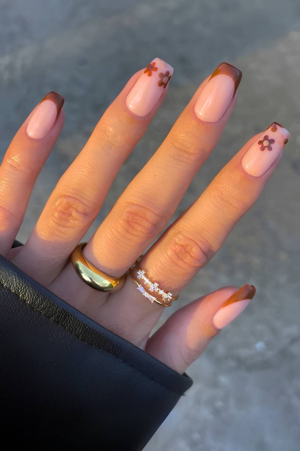 Braune French-Maniküre mit floraler Nail Art