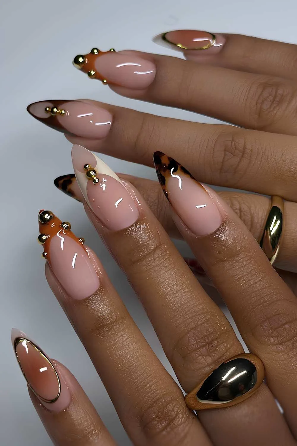 Herbstliche Mix-and-Match French-Maniküre in Erdtönen