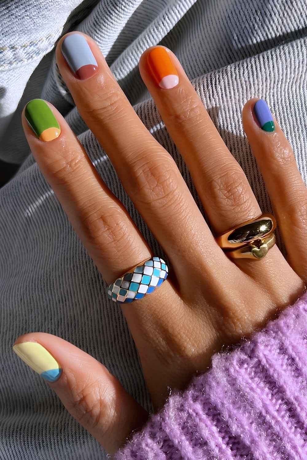 Herbstliche Skittle-Nägel mit Halbmond-Akzenten