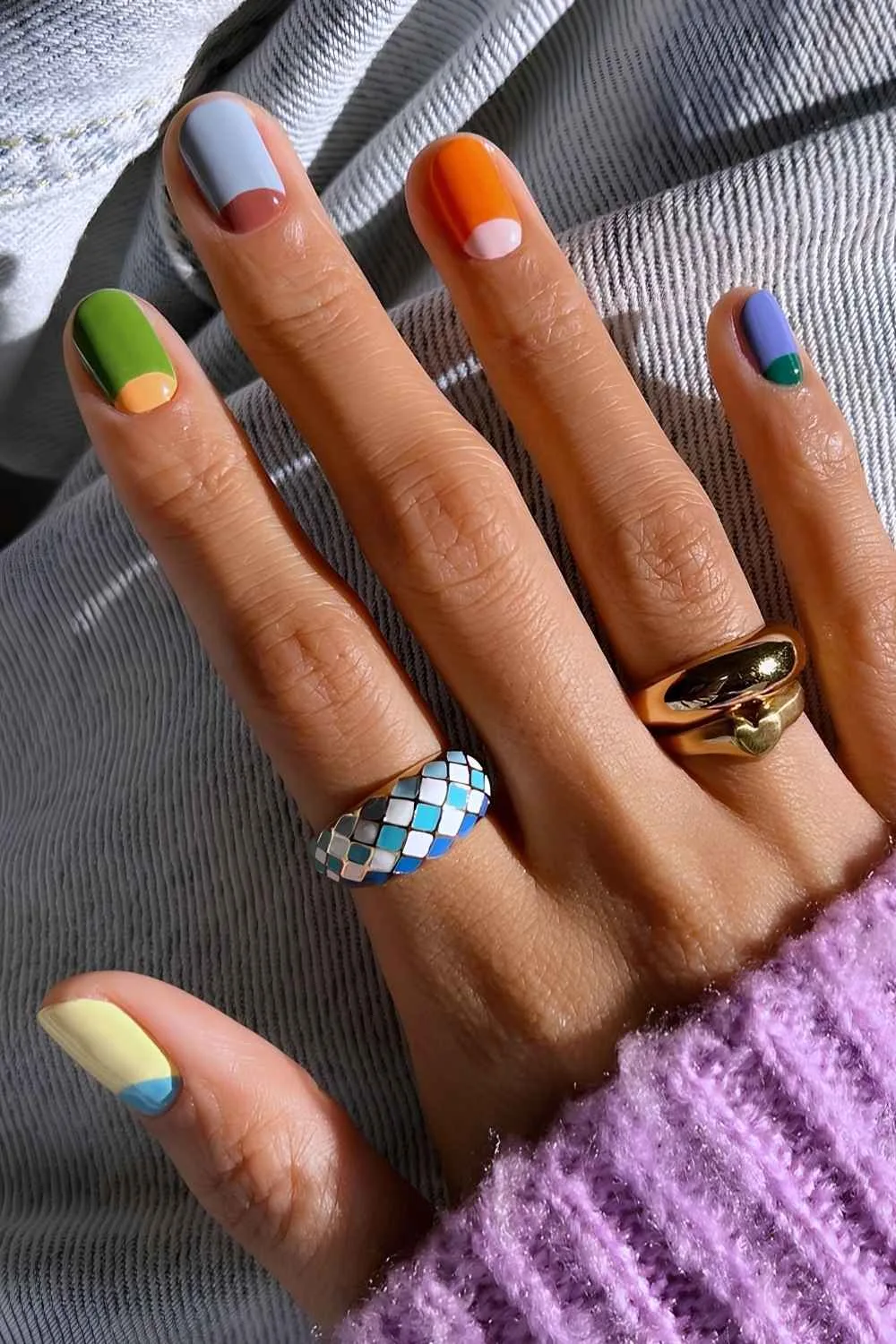 Herbstliche Skittle-Nägel mit Halbmond-Akzenten