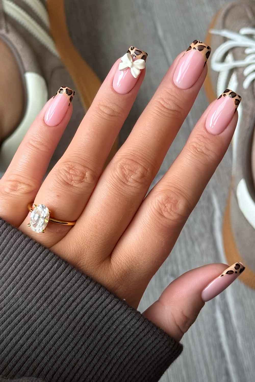 Leopardenmuster-French Tips mit 3D-Schleife