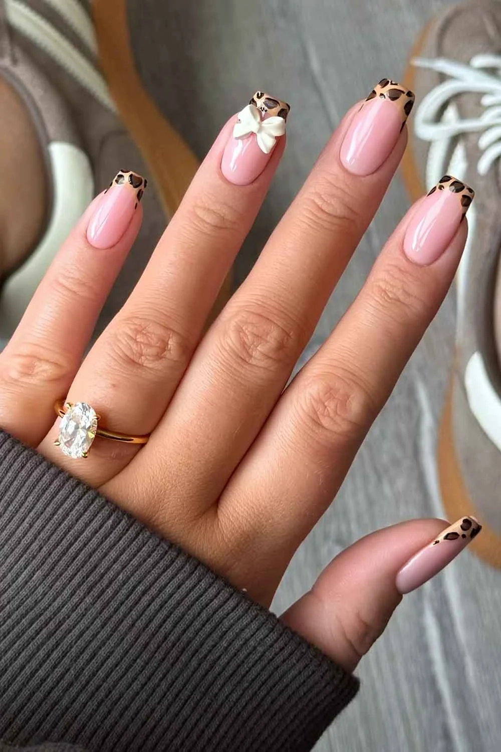 Leopardenmuster-French Tips mit 3D-Schleife