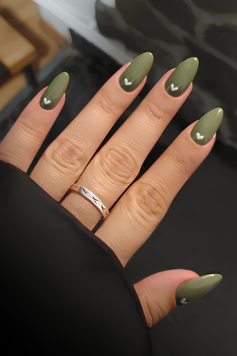 Olivgrüne Nägel mit Herz-Motiv