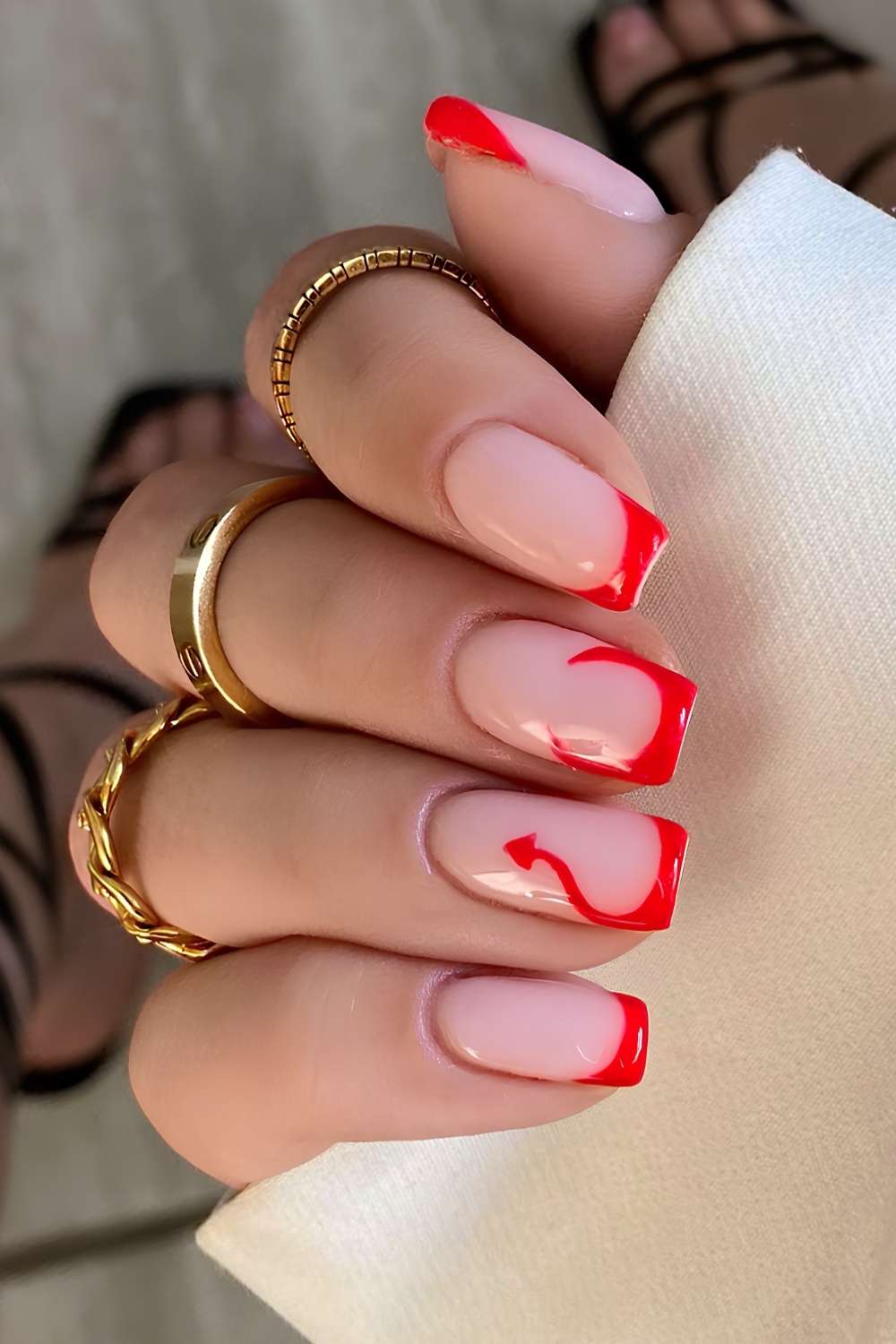 Rote Halloween-French-Maniküre mit Horn-Motiv