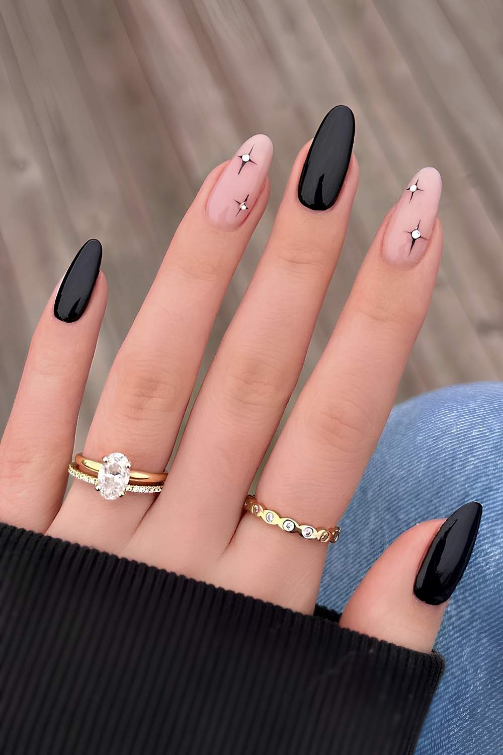 Schwarze Maniküre mit Himmelsmotiven
