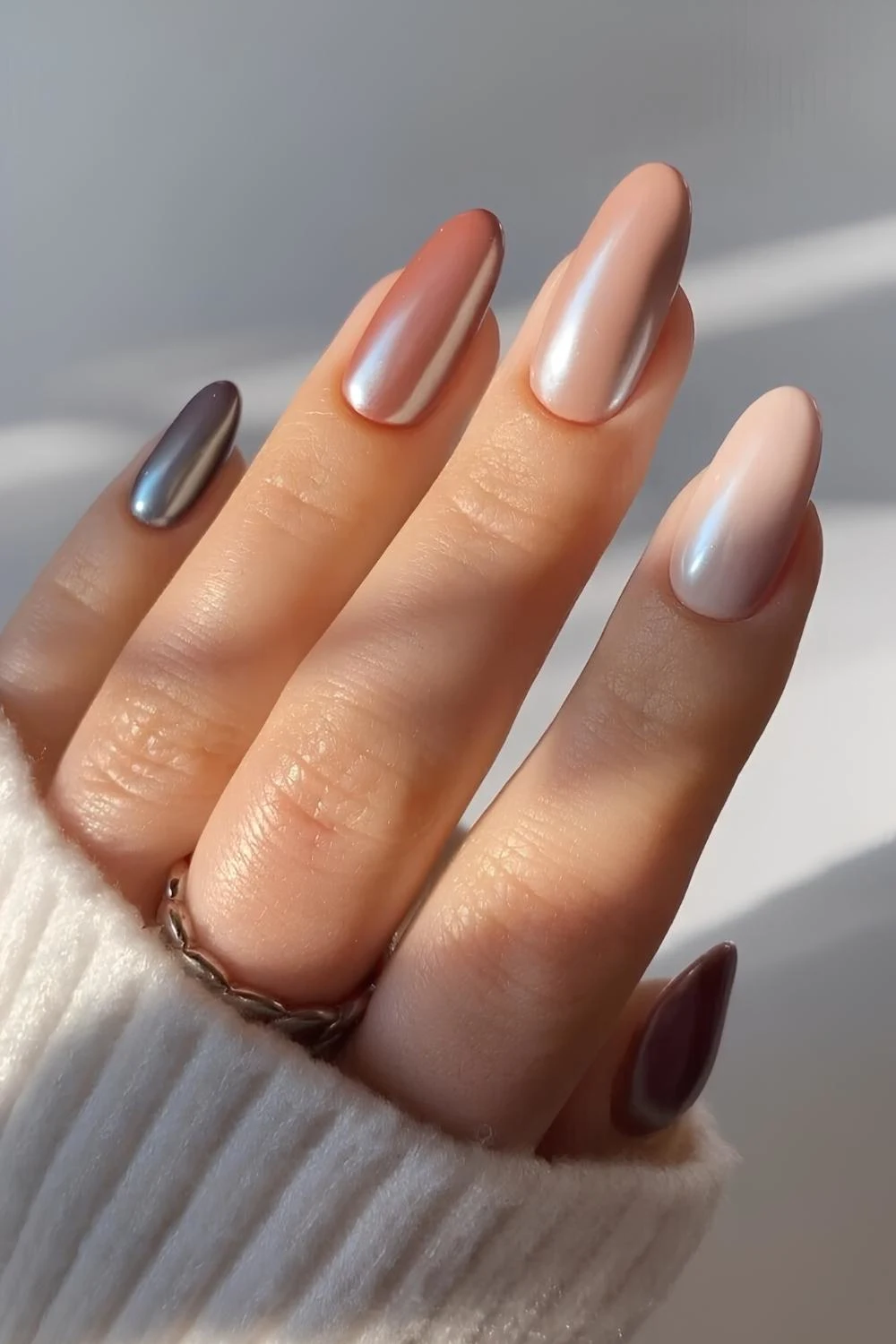 Skittle-Nägel in verschiedenen Brauntönen mit Glasur-Effekt