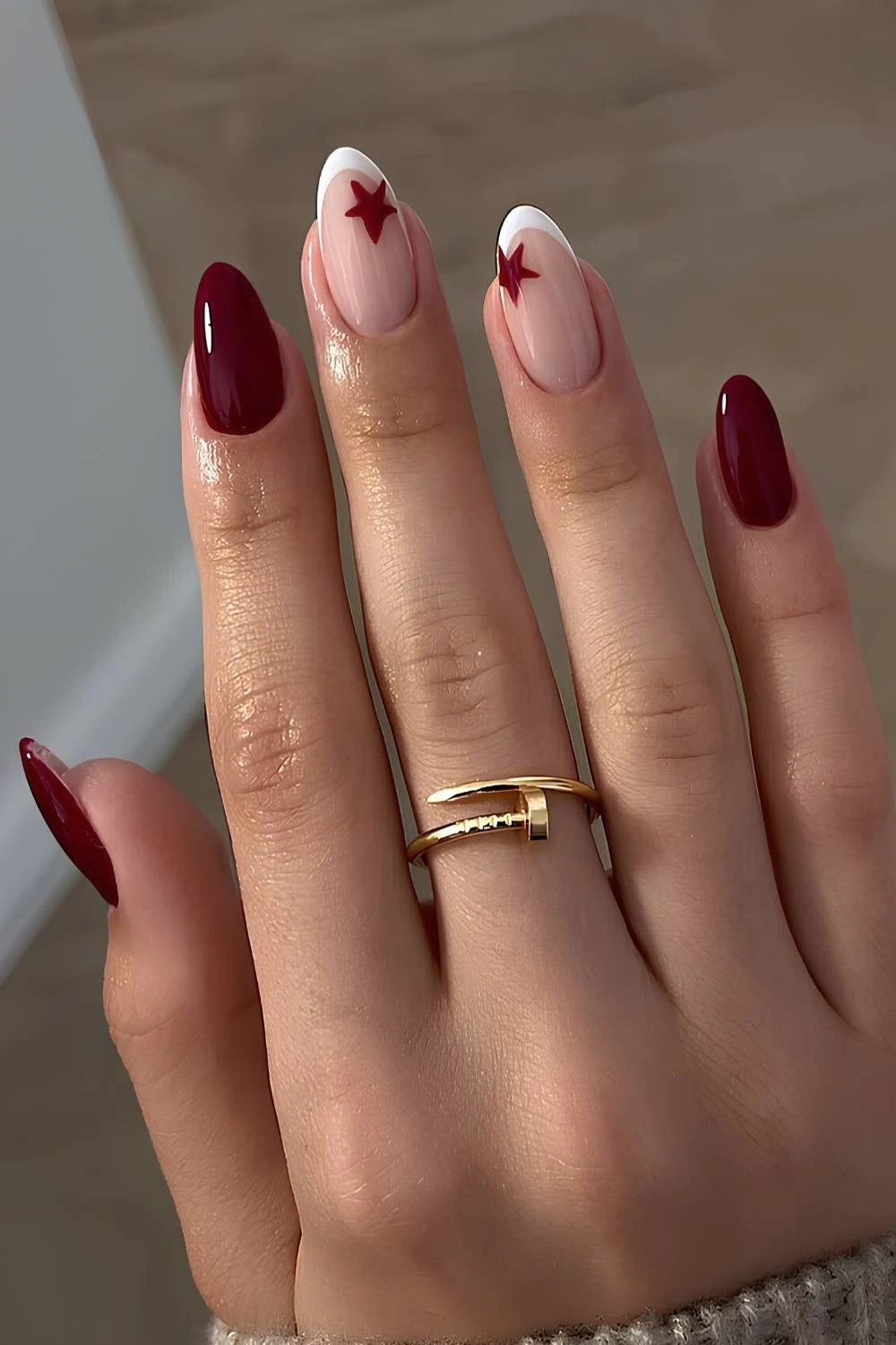 Tiefrote Nägel mit Stern-Akzenten