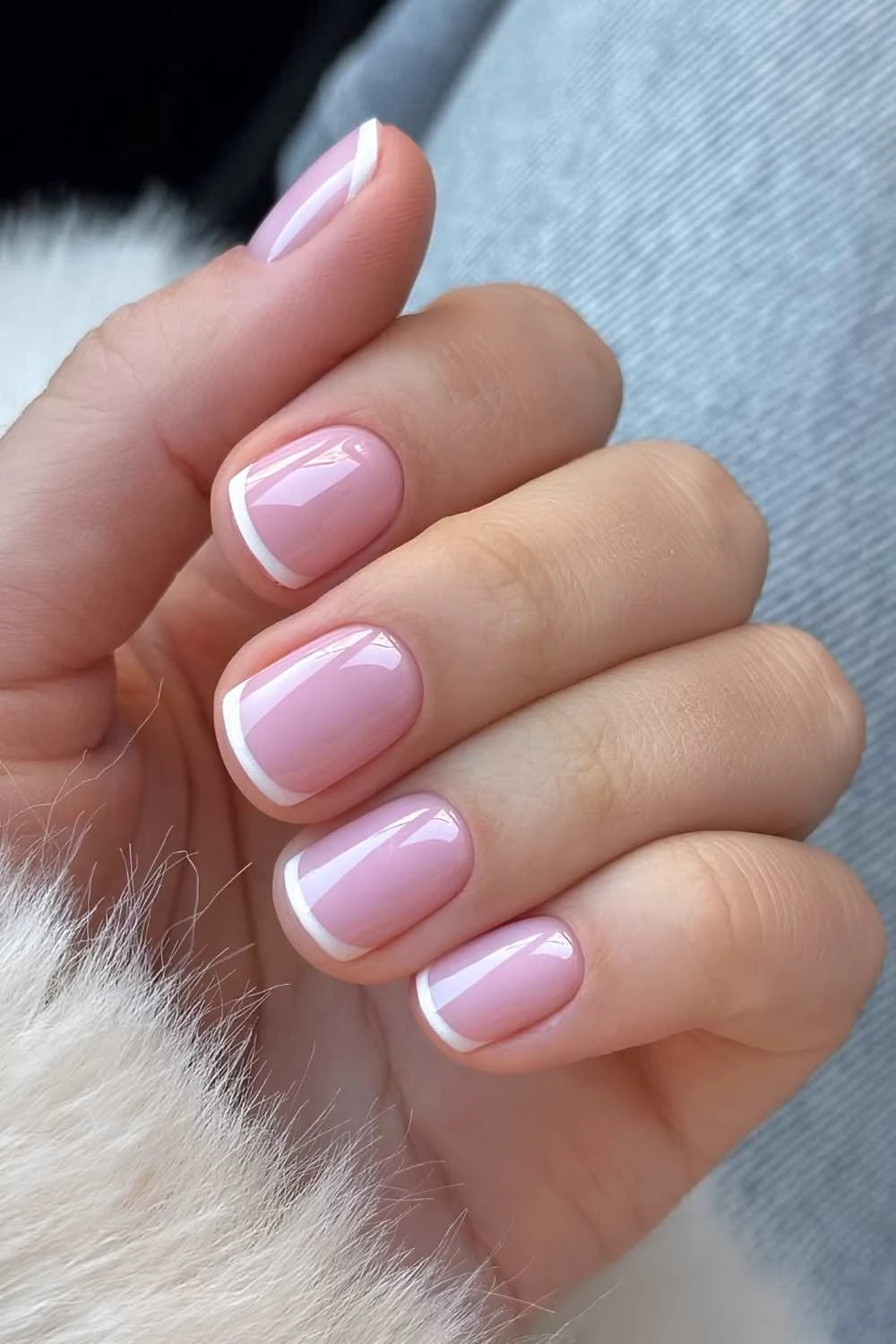 Weiße Micro French Tips auf rosa Basis
