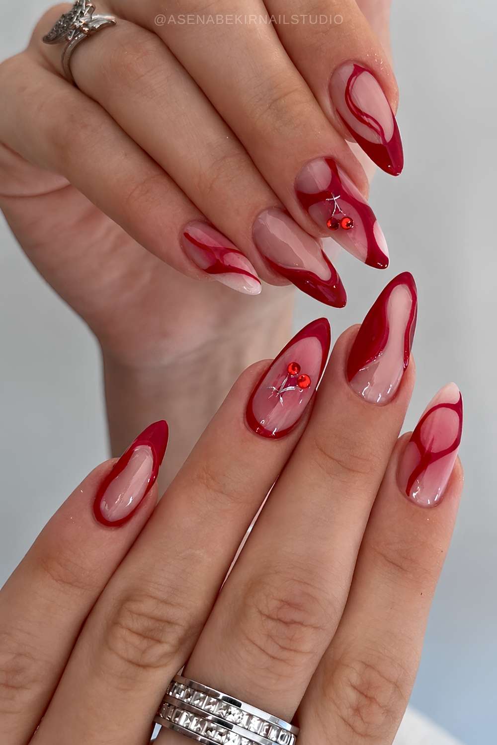 Abstrakt Rot Manikuere mit Kirsch Strass