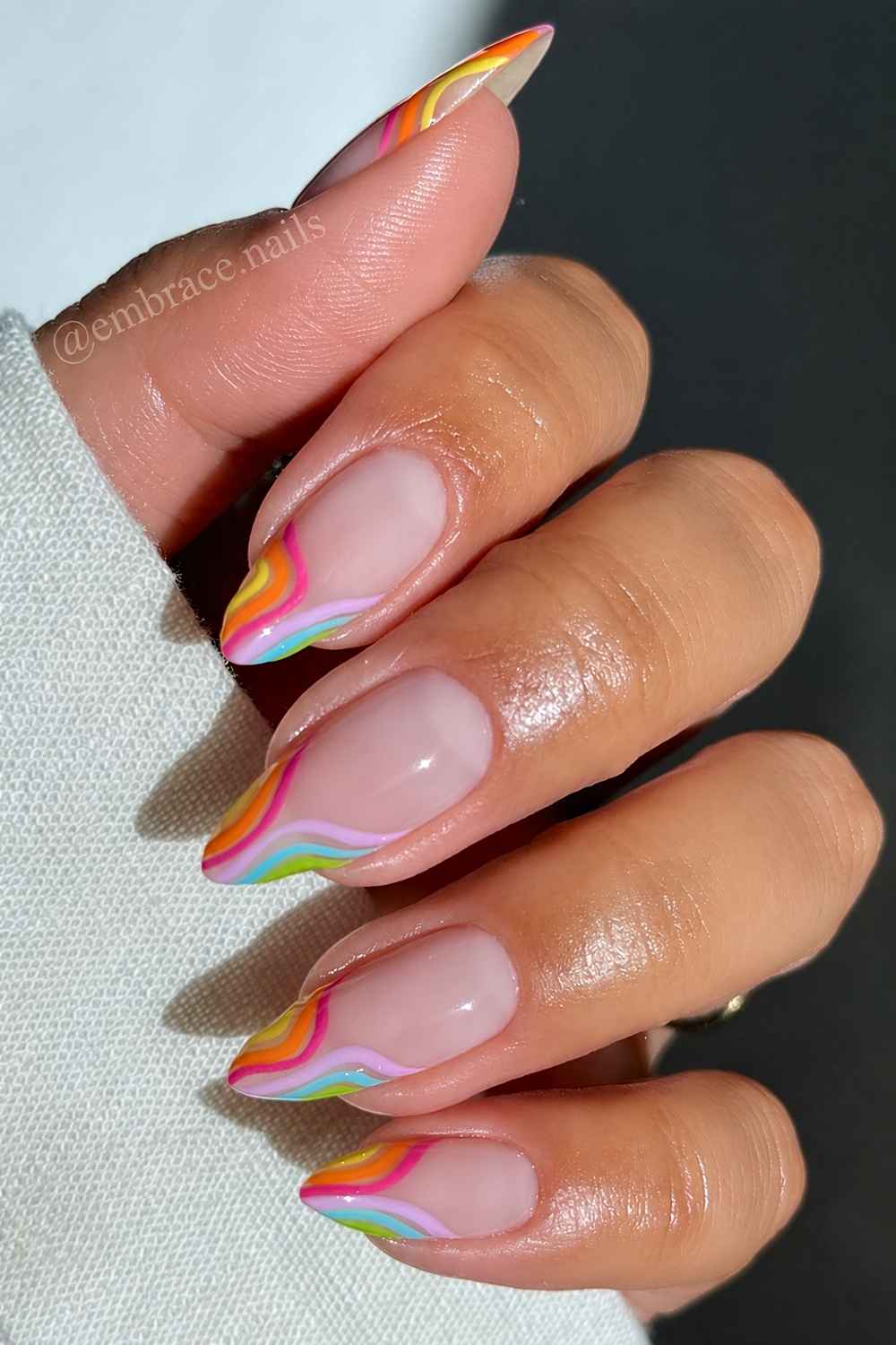 Abstrakte French Manikuere in Regenbogenfarben