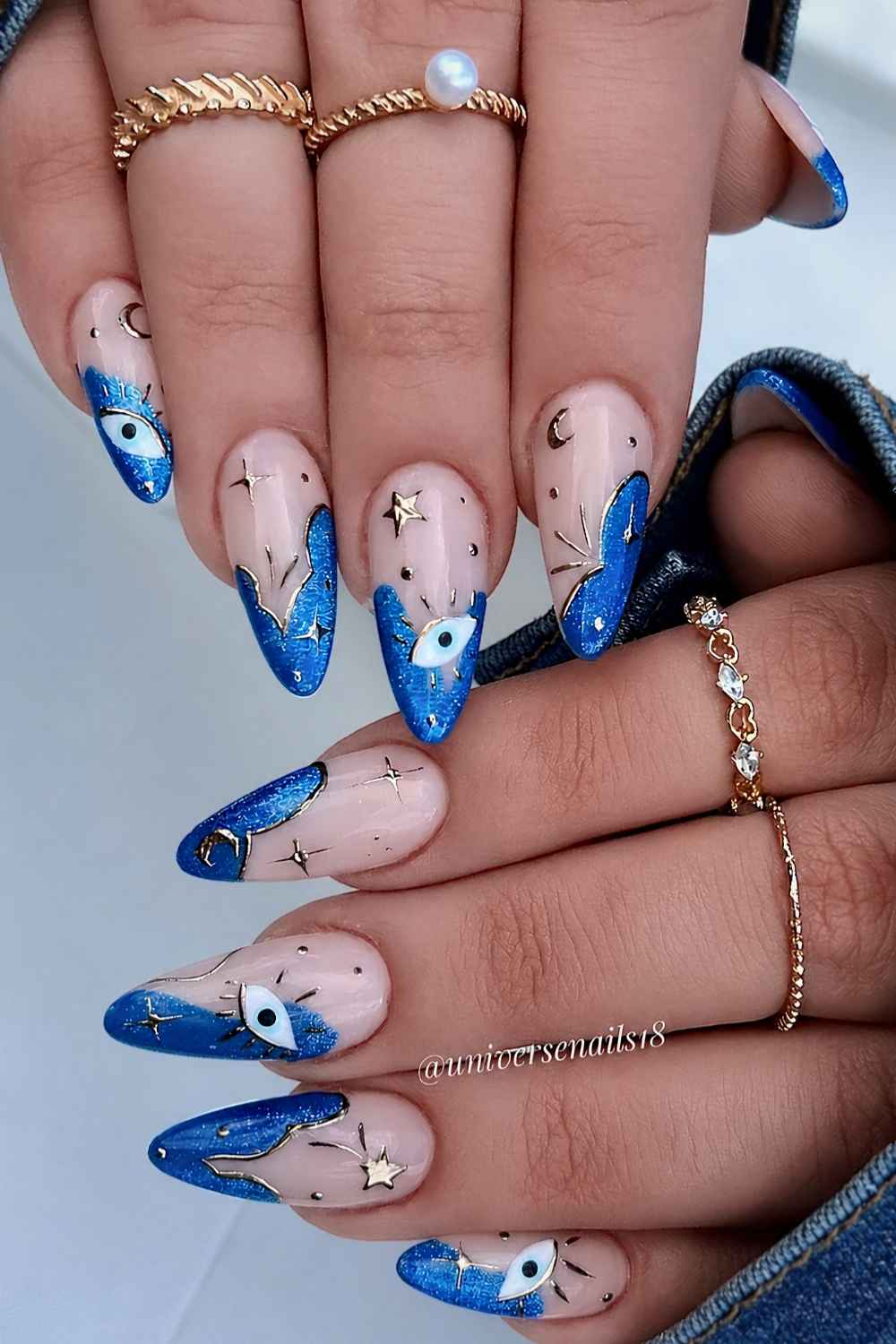 Abstrakte blaue French Nails mit Evil Eye Motiv