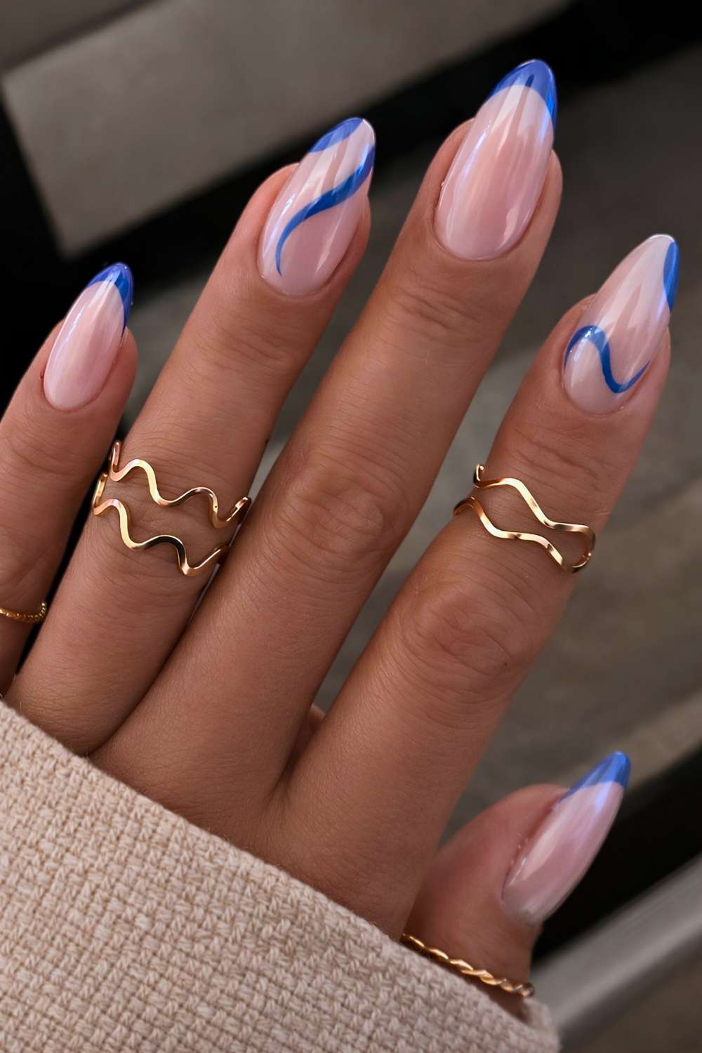 Abstrakte blaue french naegel mit chrome finish