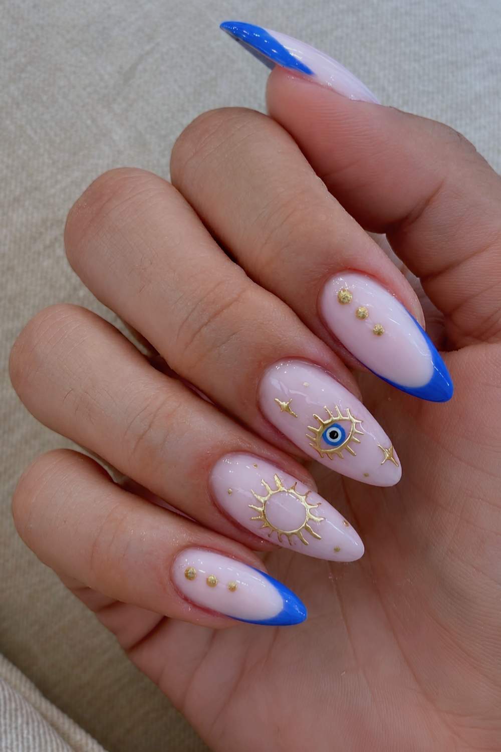 Blaue French Mani mit Evil Eye und Gold Details