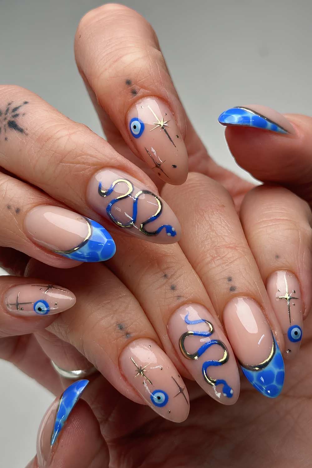 Blaue French Mani mit Evil Eye und Schlange
