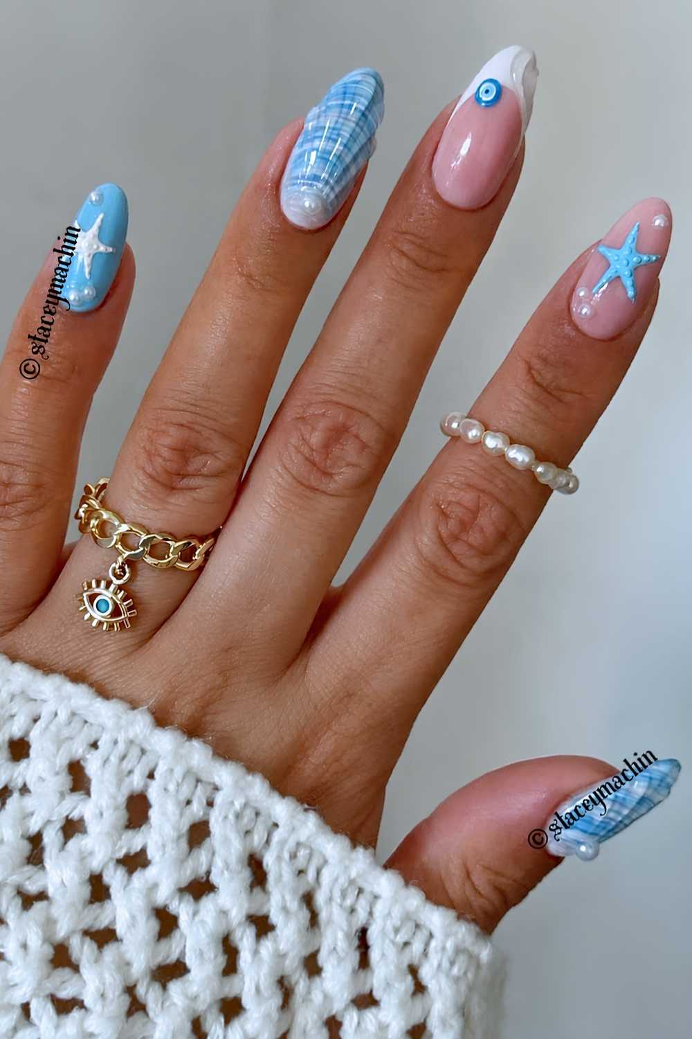 Blaue Naegel mit Muschel und Nazar Motiv