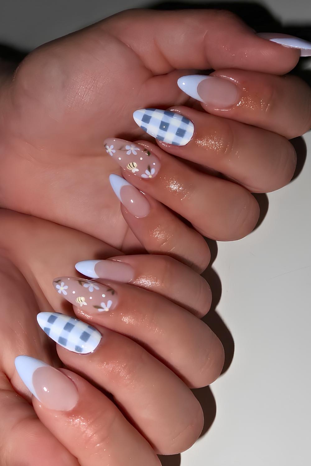 Blaue Naegel mit Vichy Karo und Biene