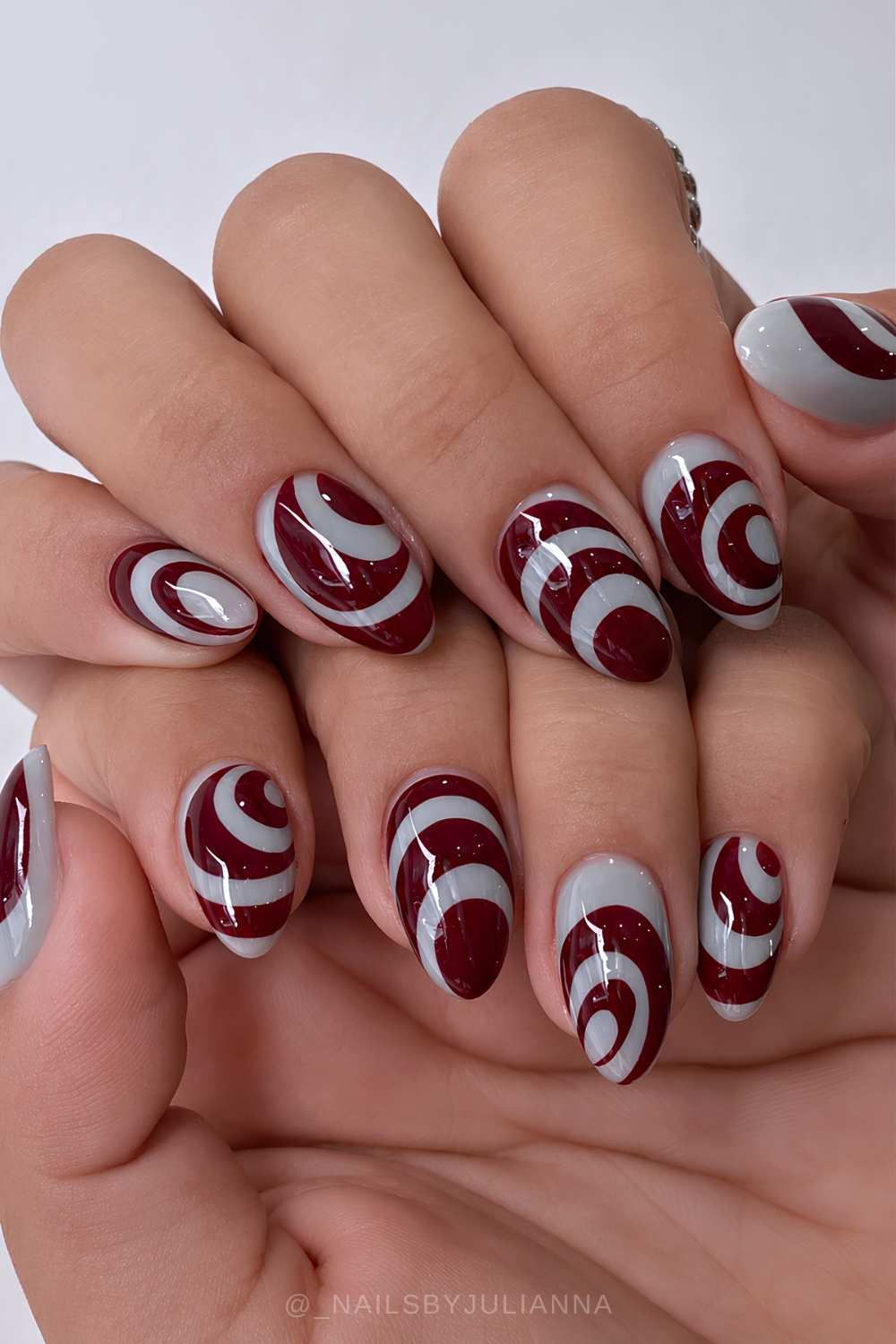 Blaue Naegel mit braunen Retro Swirls