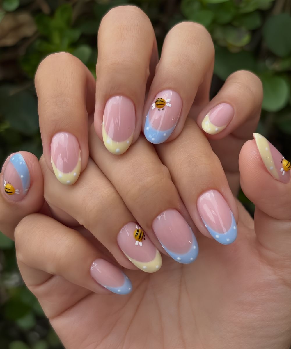 Blaue gelbe French Naegel mit Punkten und Bienen