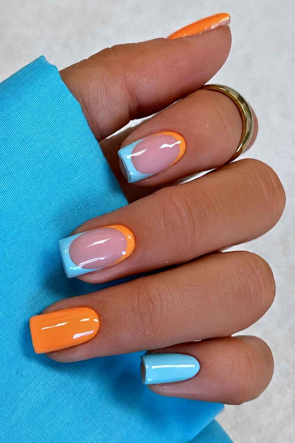 Blaue orange Naegel mit Negative Space